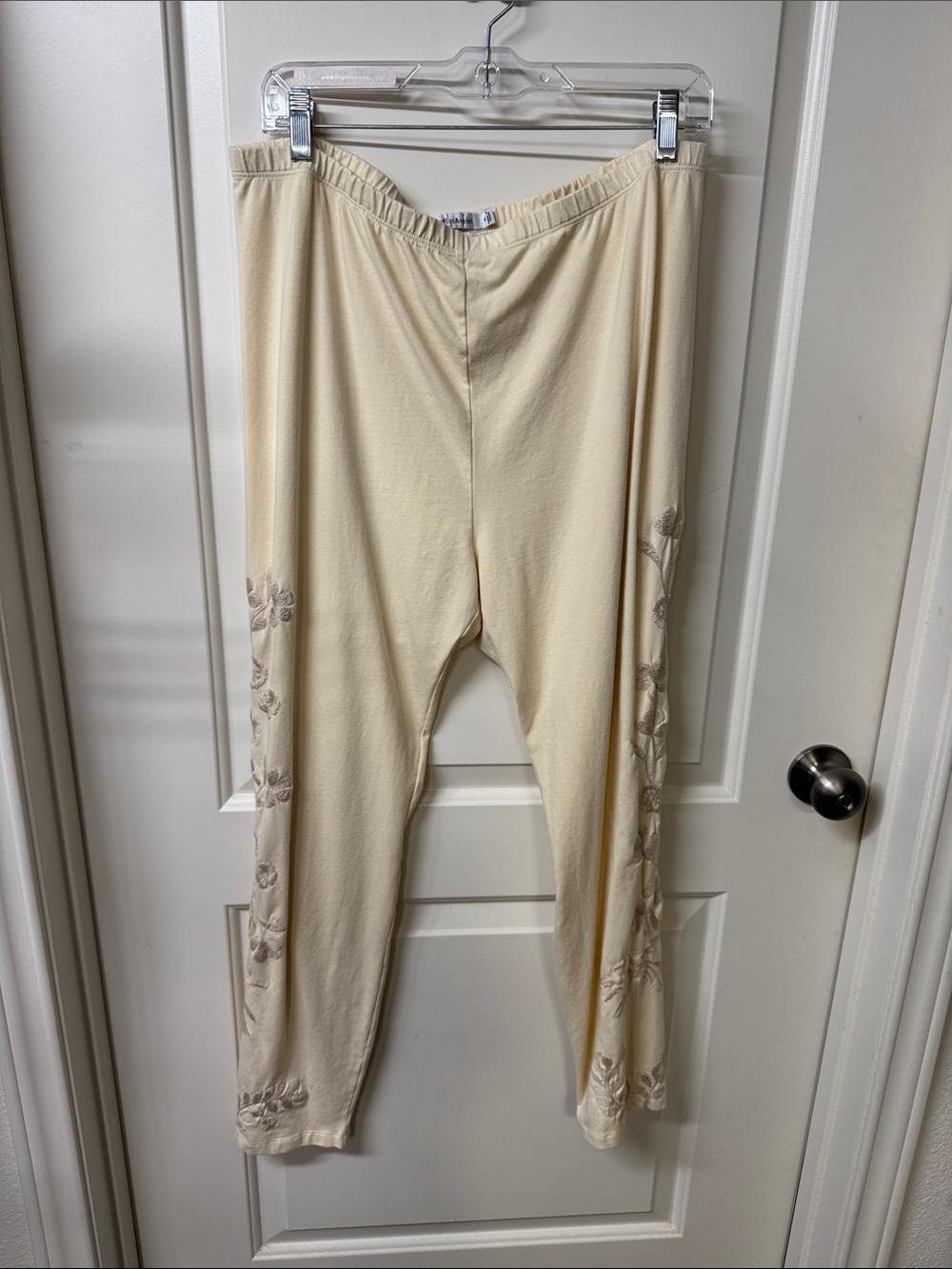 Johnny Was Cream Floral-Embroidered Stretch Leggings